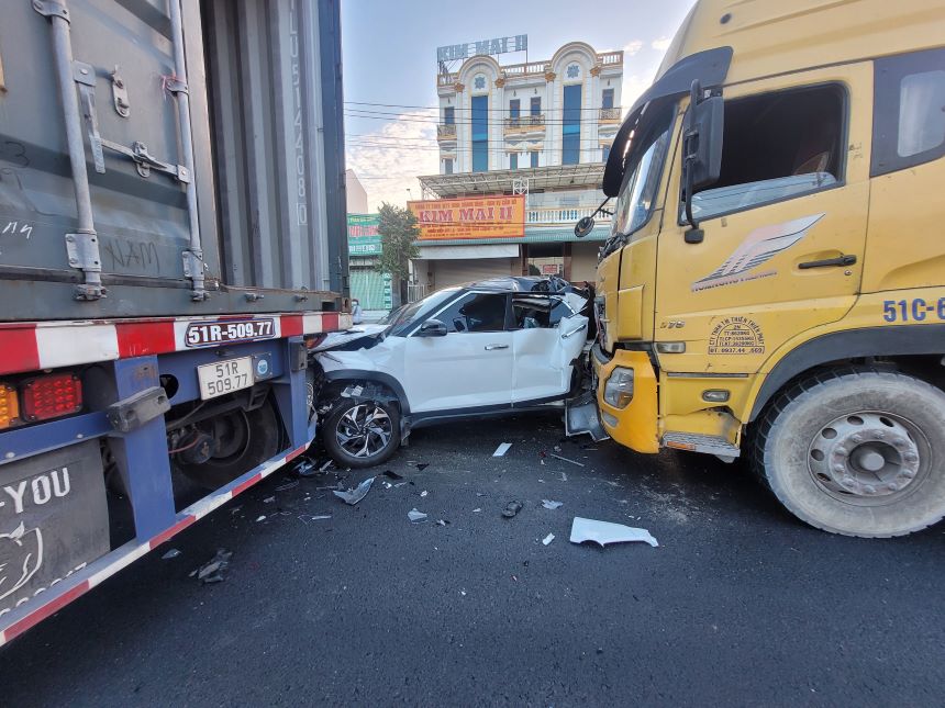 Hiện trường vụ tai nạn liên hoàn, xe ô tô 5 chỗ kẹt cứng giữa 2 container. Ảnh: Dương Bình