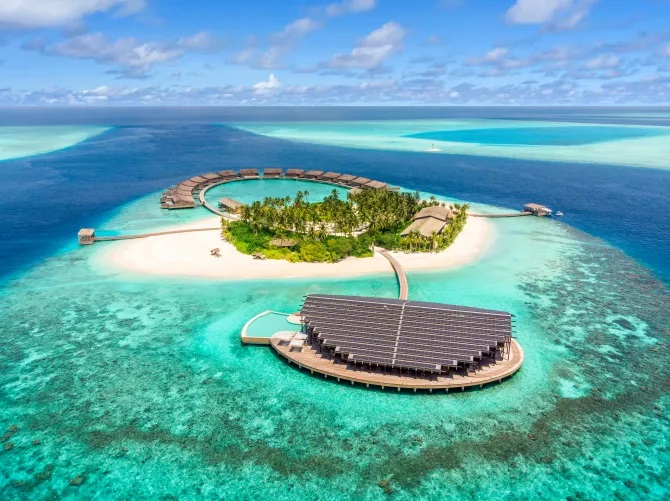 Hay chuyến đi tới đảo Kudadoo ở Maldives với giá 5.500 bảng mỗi đêm. Ảnh: The Sun