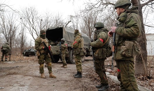 Các quân nhân ở Donetsk. Ảnh: Xinhua
