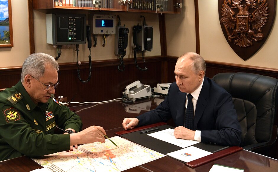 Tổng thống Nga Vladimir Putin gặp Bộ trưởng Quốc phòng Nga Sergei Shoigu ngày 25.12. Ảnh: Điện Kremlin
