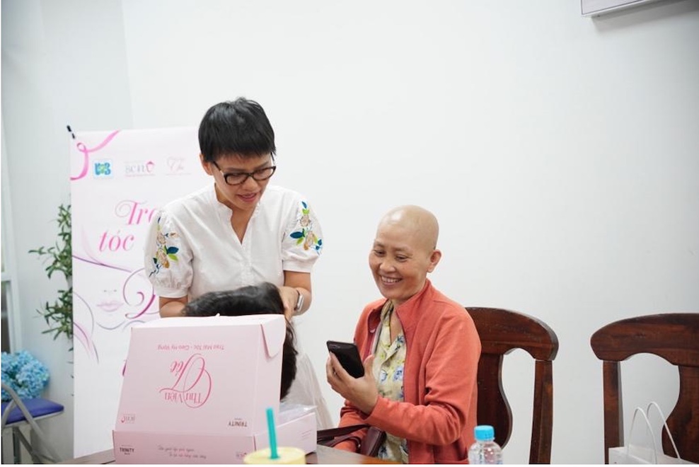 Cô K.H dù trị bệnh nhưng vẫn lạc quan khoe với các tình nguyện viên hình ảnh cháu nội ở Kiên Giang  