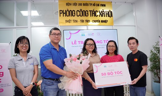 Đại diện NAPAS, Mastercard, Payoo và Mạng lưới Ung thư Vú Việt Nam trao tặng 50 bộ tóc cho Bệnh viện Ung Bướu TP.HCM


