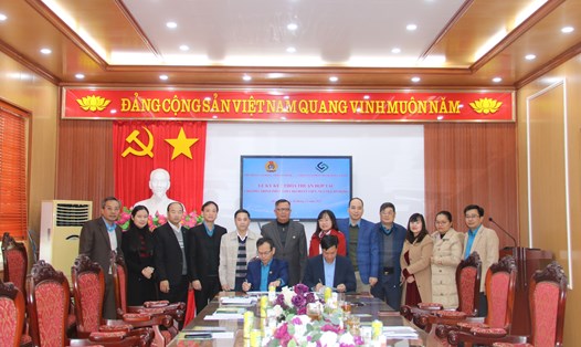 LĐLĐ tỉnh và Công ty cổ phần mía đường Lam Sơn đã ký kết chương trình phúc lợi cho đoàn viên, người lao động. Ảnh: Khánh Linh