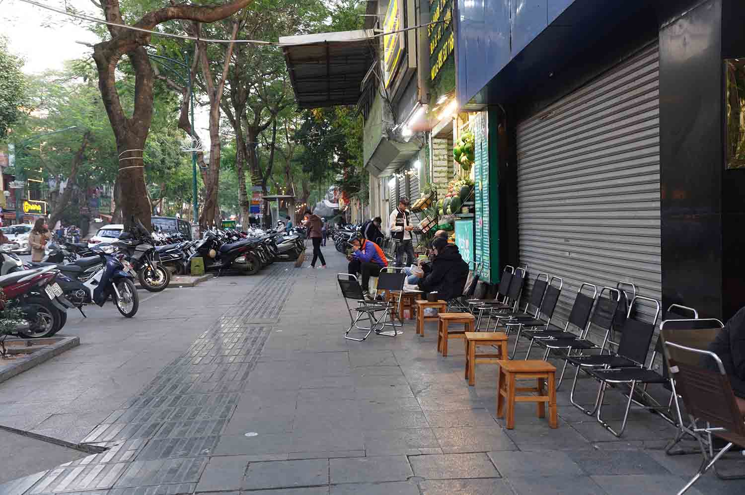 Quán cà phê trên đường Lý Thường Kiệt bày bàn ghế ra vỉa hè.
