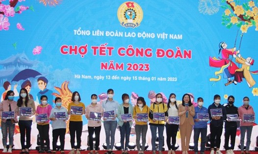 Các cấp công đoàn tỉnh Hà Nam chuẩn bị gần 10.000 suất quà tặng công nhân trong dịp Tết Nguyên đán Giáp Thìn 2024. Ảnh minh họa: LĐLĐ Hà Nam