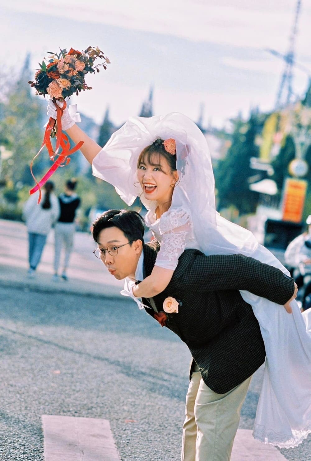 Trấn Thành và Hari Won tung ảnh cưới giả màu máy ảnh phim, phong cách retro cổ điển. Ảnh: Facebook nhân vật