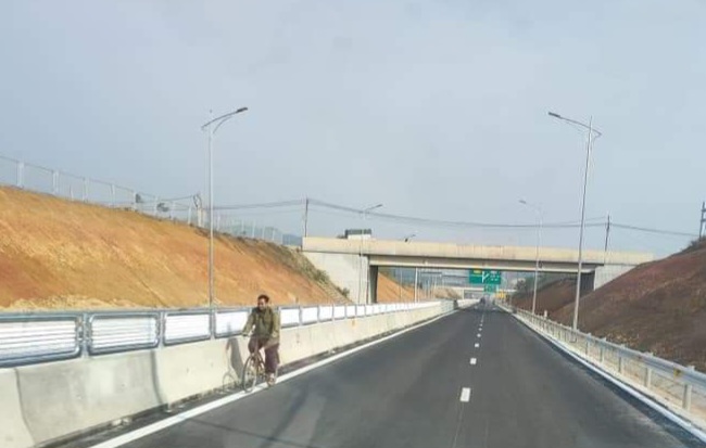 Tràn lan cảnh người đi bộ, đi xe đạp ngược chiều trên cao tốc Tuyên Quang - Phú Thọ