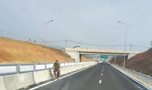Người dân đạp xe ngược chiều trên cao tốc Tuyên Quang - Phú Thọ. Ảnh: Cắt từ clip