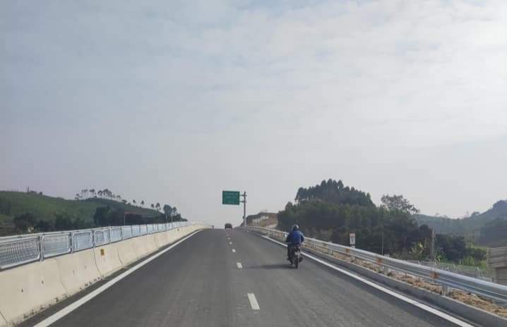 Người dân đi xe máy trên cao tốc Tuyên Quang - Phú Thọ. Ảnh: Cắt từ clip