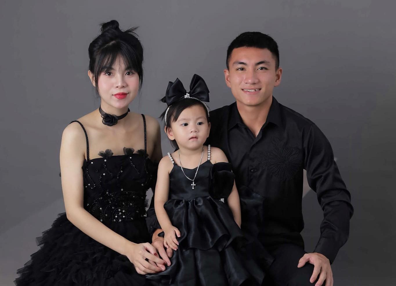 Tiền đạo Nguyễn Minh Quang và vợ đã có con gái đầu lòng. Ảnh: FBNV 