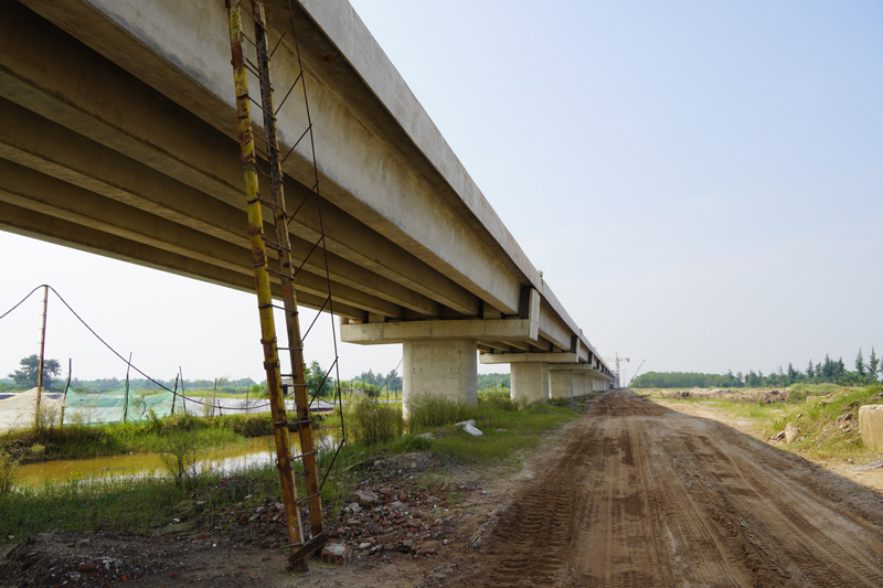 Cầu vượt sông Hồng bắc qua sông Hồng nối hai huyện Tiền Hải (Thái Bình) và Giao Thủy (Nam Định), có tổng vốn đầu tư của công trình gần 1.000 tỉ đồng.