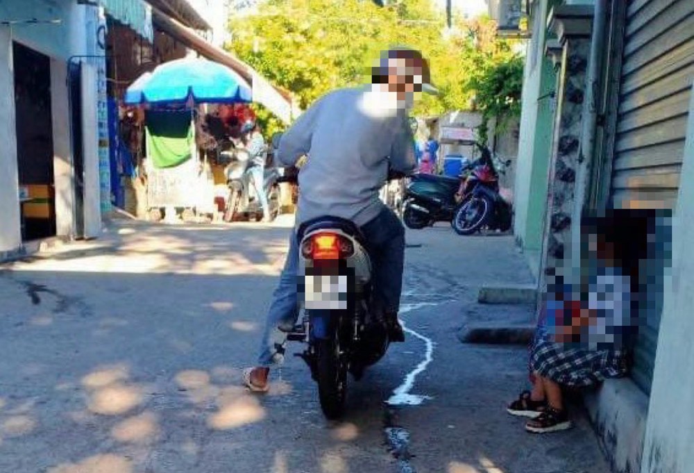 Hình ảnh người lạ mặt đi xe máy tiếp cận em học sinh trước cổng trường tiểu học Mũi Né 2 bị bảo vệ cảnh giác chụp lại. Ảnh: NDCC