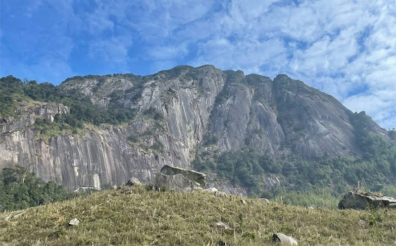 Đỉnh núi Phja Dạ cao nhất tại Cao Bằng với độ cao trên 1900m so với mực nước biển, mùa đông băng tuyết có thể xuất hiện. Ảnh: Mạnh Hùng.