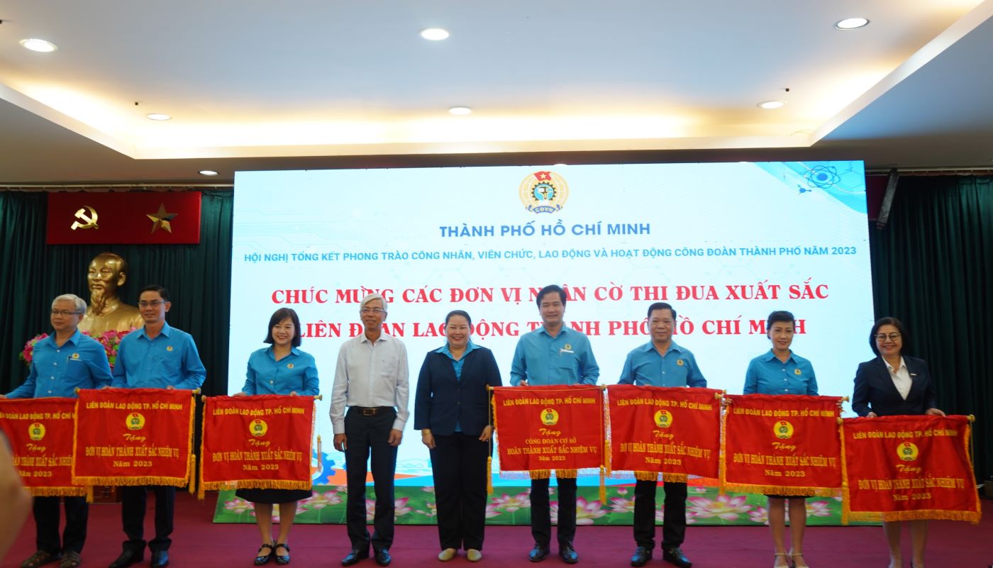 Các đơn vị có thành tích xuất sắc trong phong trào CNVC-LĐ và xây dựng tổ chức Công đoàn vững mạnh năm 2023, nhận cờ thi đua của LĐLĐ TPHCM. Ảnh: Phương Ngân