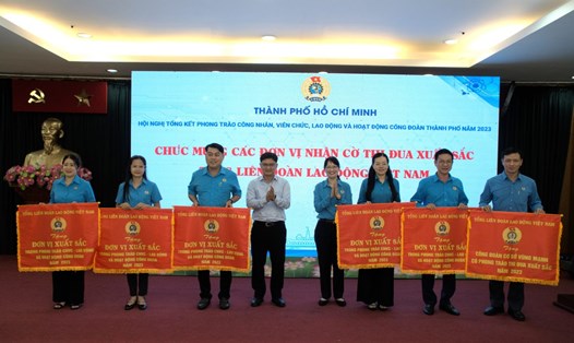 Các đơn vị có thành tích xuất sắc trong phong trào CNVCLĐ và xây dựng tổ chức Công đoàn vững mạnh năm 2023, nhận cờ thi đua của Tổng LĐLĐ Việt Nam. Ảnh: Phương Ngân