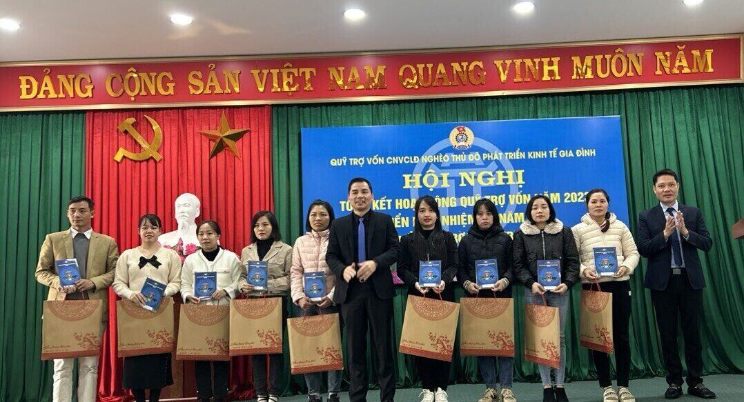 Tặng thẻ bảo hiểm y tế cho thân nhân người vay vốn