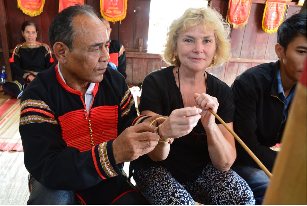 Du khách nước ngoài đến trải nghiệm lễ chúc sức khỏe của người Ê đê tại Đắk Lắk. Ảnh: Hương Giang