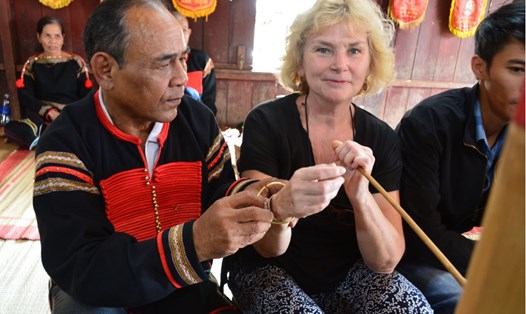 Du khách nước ngoài đến trải nghiệm lễ chúc sức khỏe của người Ê đê tại Đắk Lắk. Ảnh: Hương Giang
