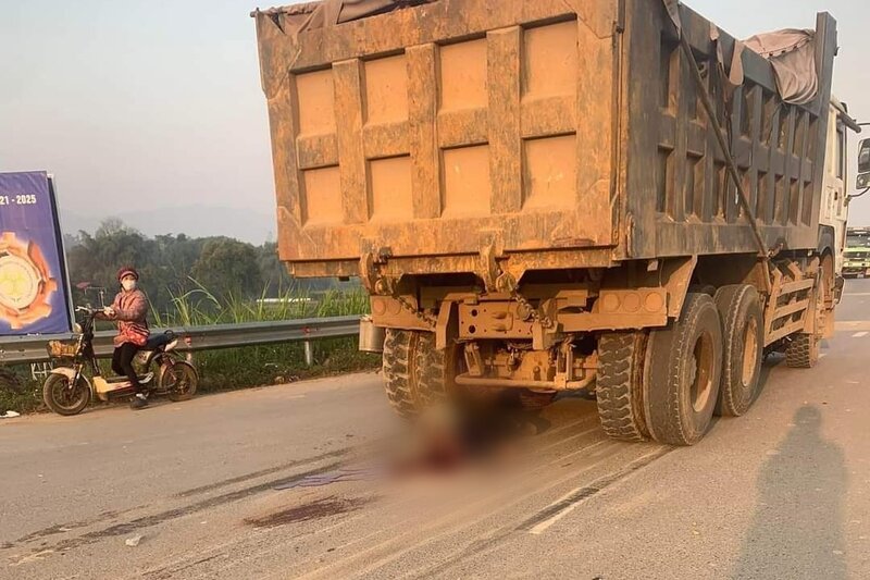 Va chạm với xe tải, 1 công nhân tử vong trên đường đi làm