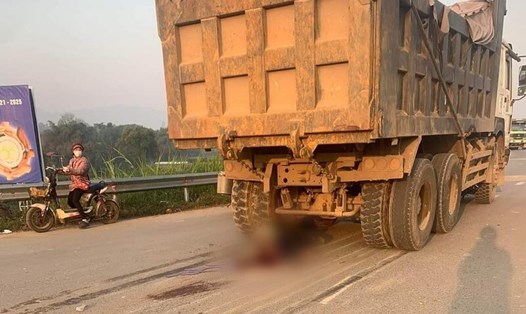 Tai nạn giao thông tại xã Tạ Xá, huyện Cẩm Khê sáng 26.12 khiến 1 công nhân tử vong. Ảnh do người dân cung cấp.