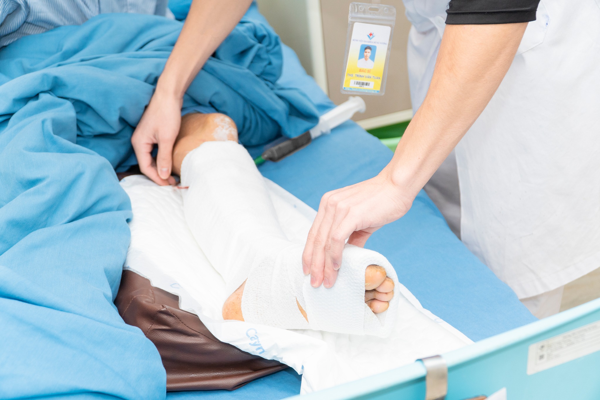 Bác sĩ kiểm tra sức khoẻ người bệnh sau ca cấp cứu. Ảnh: BVCC