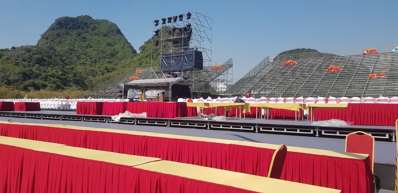 Sân khấu đêm khai mạc Festival Ninh Bình lần thứ II được dàn dựng trên nước với quy mô lên đến 300.000m2, sức chứa 1.500 chỗ ngồi. Ảnh: Diệu Anh