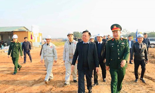 Bí thư Thành ủy Hà Nội Đinh Tiến Dũng kiểm tra tiến độ dự án Vành đai 4. Ảnh: Viết Thành