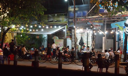 Việc mở rộng khung giờ hoạt động từ 18 giờ đến 6 giờ tại Khu phố ẩm thực Hồ Xáng Thổi đã mang lại nhiều thuận lợi về kinh tế cho địa phương. Ảnh: Bích Ngọc