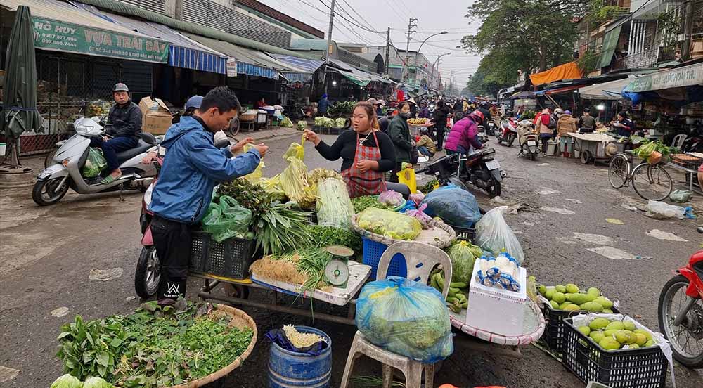 Người dân buôn bán giữa lòng đường Hồng Sơn (TP Vinh). Ảnh: Quang Đại