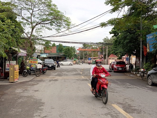 Ngã tư Quốc lộ 46 giao nhau với đường tỉnh lộ 542E, đoạn qua thị trấn Hưng Nguyên (Nghệ An) bị hàng quán lấn chiếm hết vỉa hè. Ảnh: Hải Đăng