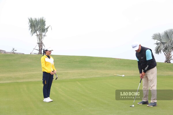 Chị Vy Thị Hà Thu (áo vàng), quê Sơn Động (Bắc Giang), làm caddy tại sân golf Việt Yên với mức thu nhập khoảng 20 triệu đồng/tháng. Ảnh: Vĩnh Hoàng