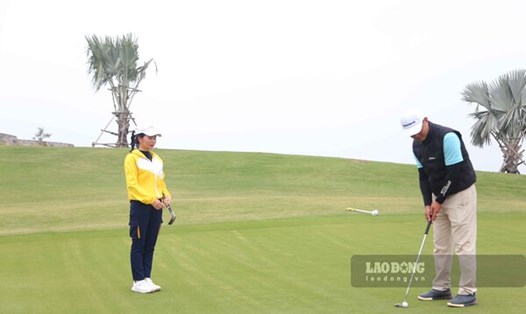 Chị Vy Thị Hà Thu (áo vàng), quê Sơn Động (Bắc Giang), làm caddy tại sân golf Việt Yên với mức thu nhập khoảng 20 triệu đồng/tháng. Ảnh: Vĩnh Hoàng