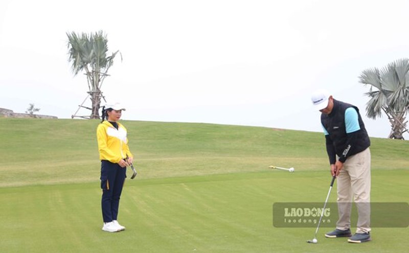 Chị Vy Thị Hà Thu (áo vàng), quê Sơn Động (Bắc Giang), làm caddy tại sân golf Việt Yên với mức thu nhập khoảng 20 triệu đồng/tháng. Ảnh: Vĩnh Hoàng