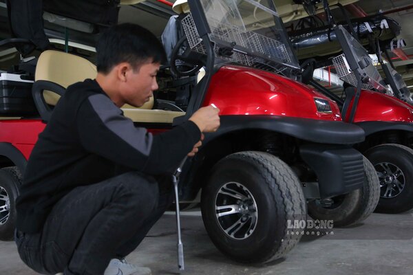 Anh Nguyễn Kim Quân kiểm tra xe điện trước khi đưa vào chở khách. Ảnh: Vĩnh Hoàng