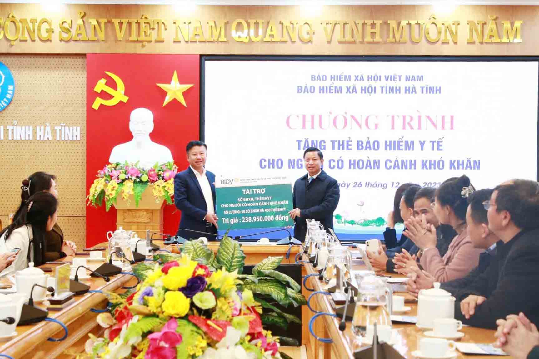Ngân hàng BIDV Việt Nam tài trợ kinh phí để tặng sổ BHXH và thẻ BHYT cho hoàn cảnh khó khăn ở Hà Tĩnh. Ảnh: Như Hoa.