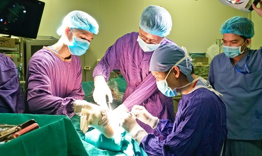 PGS.TS Nguyễn Mạnh Khánh cùng ekip mổ tiến hành phẫu thuật cho bệnh nhân. Ảnh: BVCC