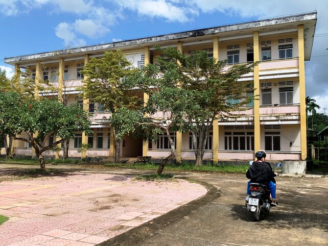 Không tìm ra được người học, Trung tâm dạy nghề huyện Sơn Hà nay được chuyển giao cho Ủy ban nhân dân thị trấn Di Lăng tiếp quản, sử dụng. Ảnh: Ngọc Viên