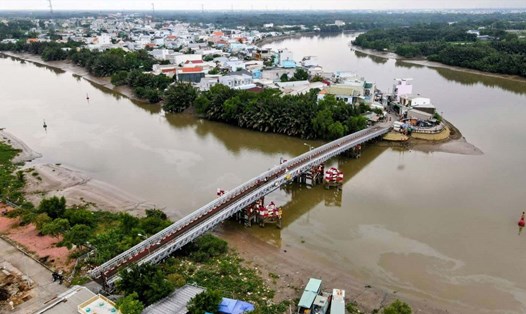 Cầu Rạch Dơi (nối huyện Nhà Bè, TPHCM với huyện Long Hòa, Long An) được xây trước năm 1975 hiện xuống cấp.  Ảnh: Anh Tú
