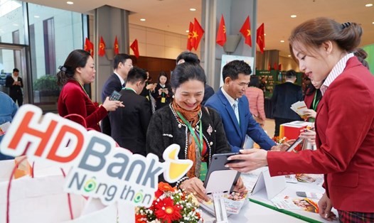Đại biểu tham dự Đại hội Hội Nông dân Việt Nam hào hứng trải nghiệm ứng dụng HDBank Nông thôn. Ảnh: HDBank 
