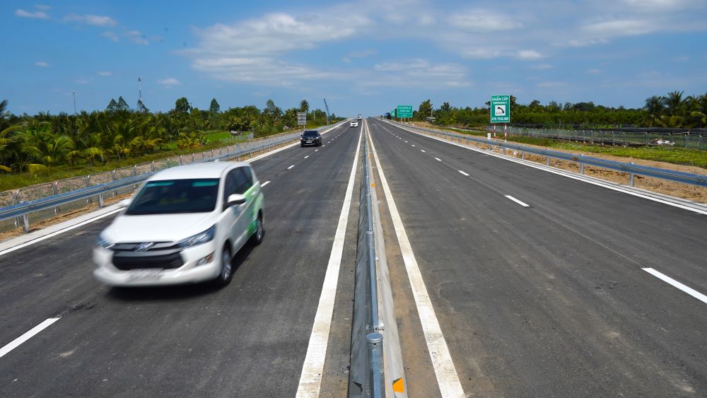 Một chiều của cao tốc Mỹ Thuận – Cần Thơ đã cho xe chạy. Ảnh: Tạ Quang
