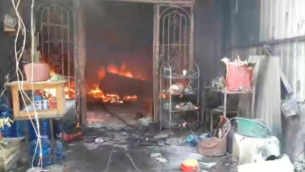 Vụ cháy nhà tại TPHCM khiến nhiều tài sản bị thiêu rụi. Ảnh: Cắt từ clip.