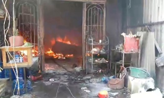 Vụ cháy nhà tại TPHCM khiến nhiều tài sản bị thiêu rụi. Ảnh: Cắt từ clip.