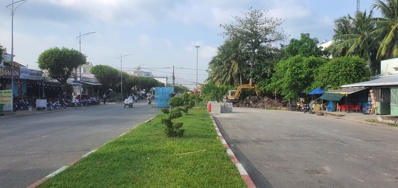 Đường Võ Văn Kiệt nối Quốc lộ 1A vào Trung tâm hành chính tỉnh Bạc Liêu sẽ thông thoáng sau khi một hộ duy nhất bàn giao mặt bằng để thi công. Ảnh: Nhật Hồ
