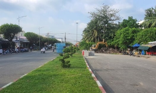 Đường Võ Văn Kiệt nối Quốc lộ 1A vào Trung tâm hành chính tỉnh Bạc Liêu sẽ thông thoáng sau khi một hộ duy nhất bàn giao mặt bằng để thi công. Ảnh: Nhật Hồ
