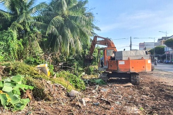 Đơn vị thi công dọn dẹp mặt bằng để thi công đường Võ Văn Kiệt, thành phố Bạc Liêu, tỉnh Bạc Liêu vào chiều ngày 26.12. Ảnh: Nhật Hồ