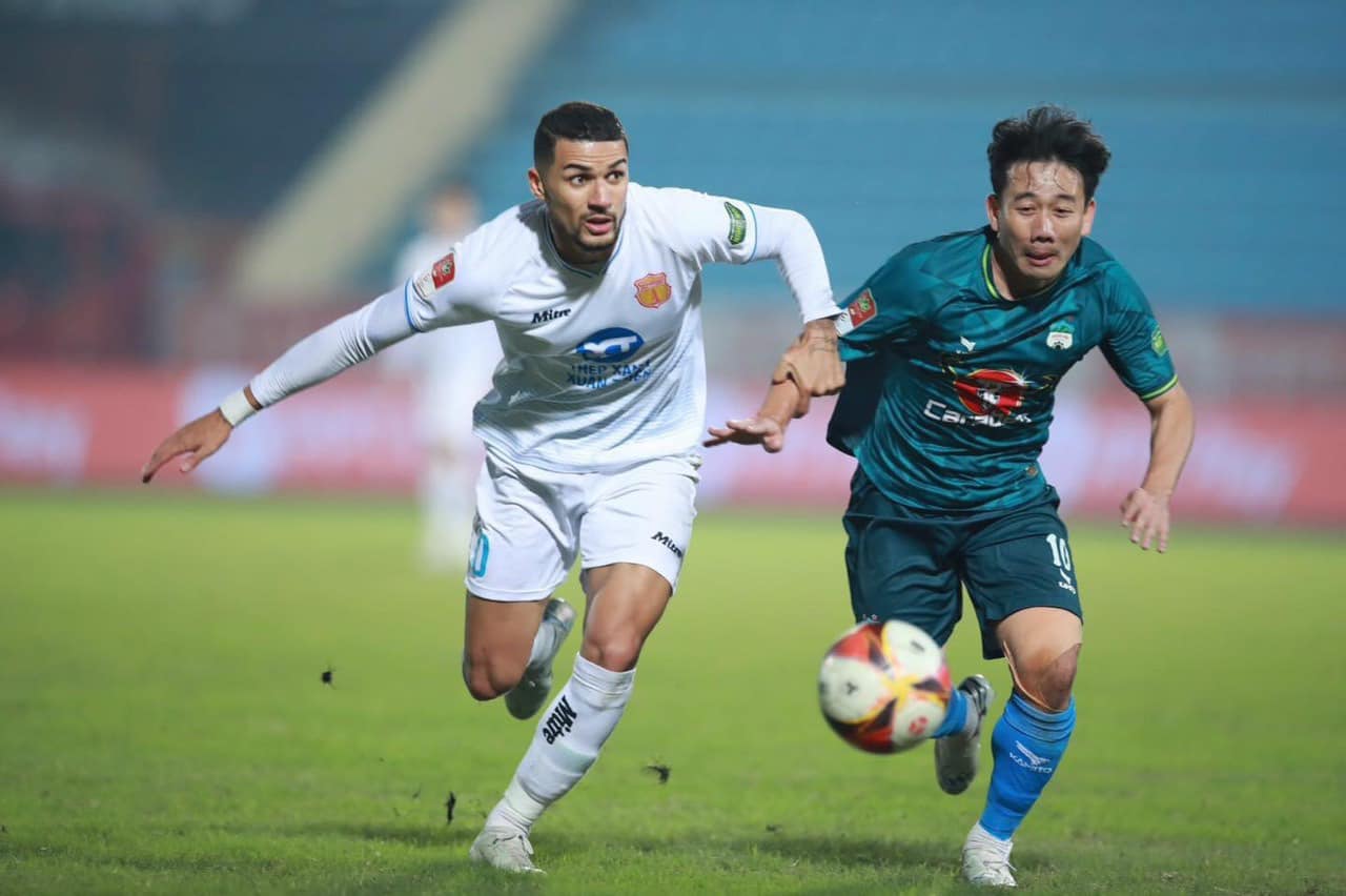 Hoàng Anh Gia Lai (áo xanh) vẫn chưa biết thắng tại V.League 2023-2024. Ảnh: Fanpage CLB HAGL