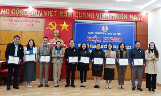 11 cá nhân thuộc Công đoàn Viên chức Hà Tĩnh được Tổng Liên đoàn Lao động Việt Nam tặng kỉ niệm chương vì sự nghiệp Công đoàn. Ảnh: Trần Tuấn.