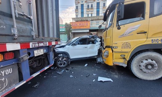 Hiện trường vụ tai nạn liên hoàn, xe ôtô 5 chỗ kẹt cứng giữa 2 container. Ảnh: Dương Bình