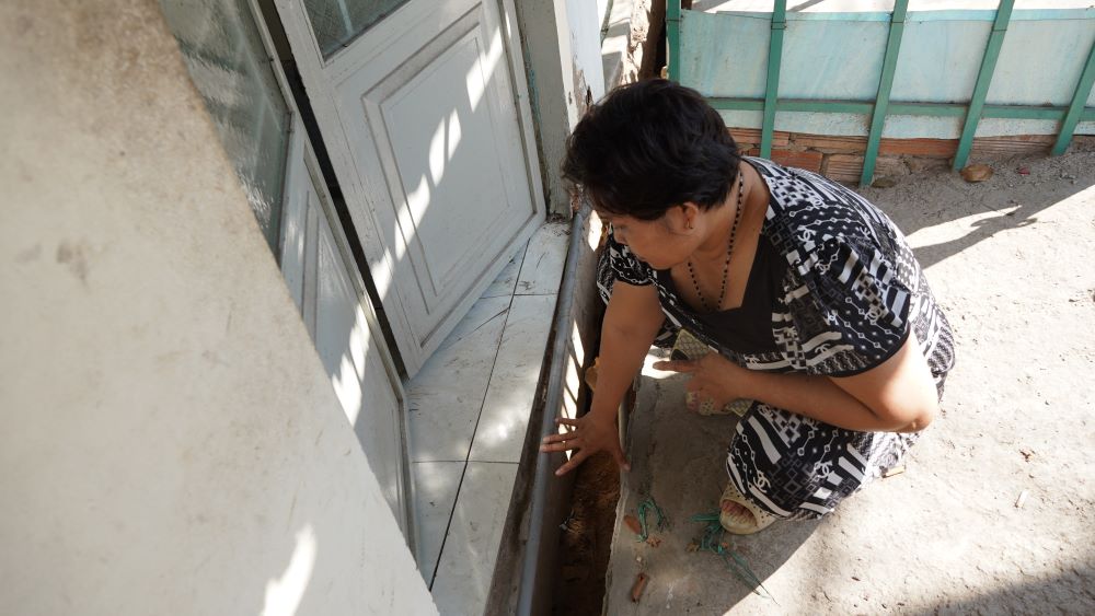 Nhà của bà Nguyễn Thị Hồng Hạnh bị sụt lún. Ảnh: Tạ Quang