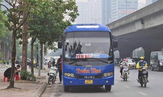 Xe khách dừng đỗ bắt khách trên đường Phạm Hùng (Hà Nội). Ảnh: Vĩnh Hoàng